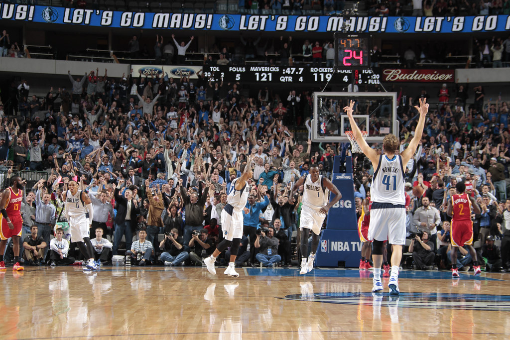 dallas-mavericks-players-on-court-victory