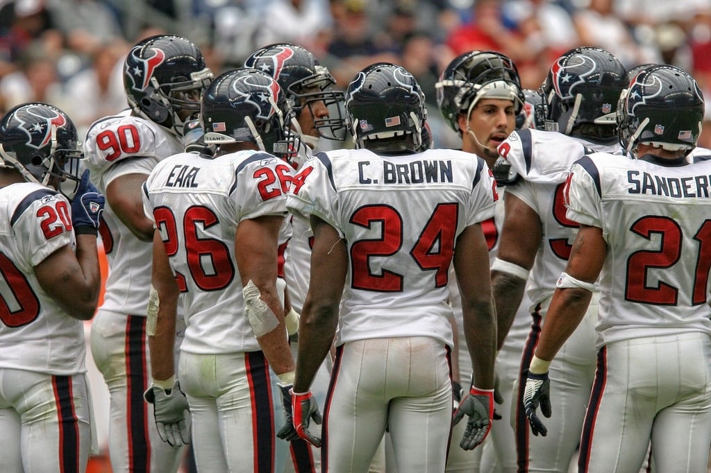 football-players-in-huddle