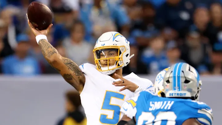 quarterback-passing-off-football-to-other-player