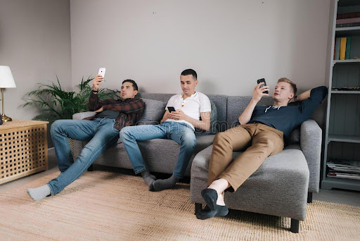friends-chilling-on-couch-with-phones