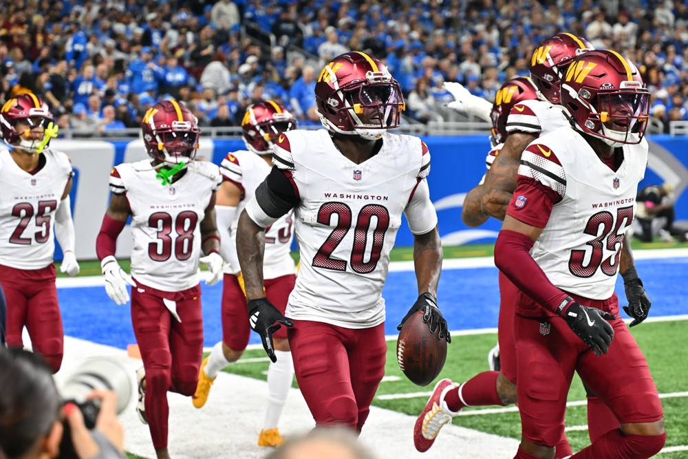 washington-commanders-starters-running-onto-field-entrance