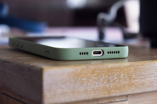 closeup-phone-on-table