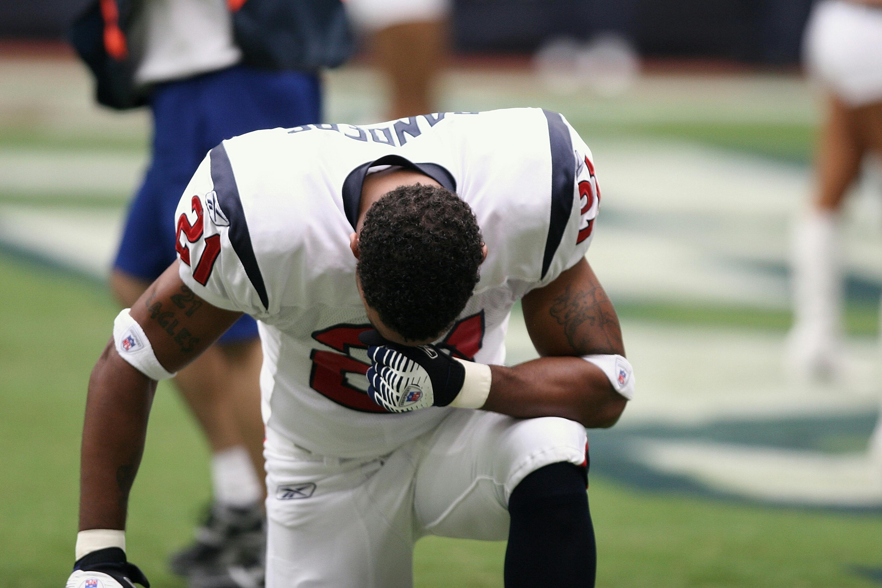 pro-football-player-nfl-praying-on-knees